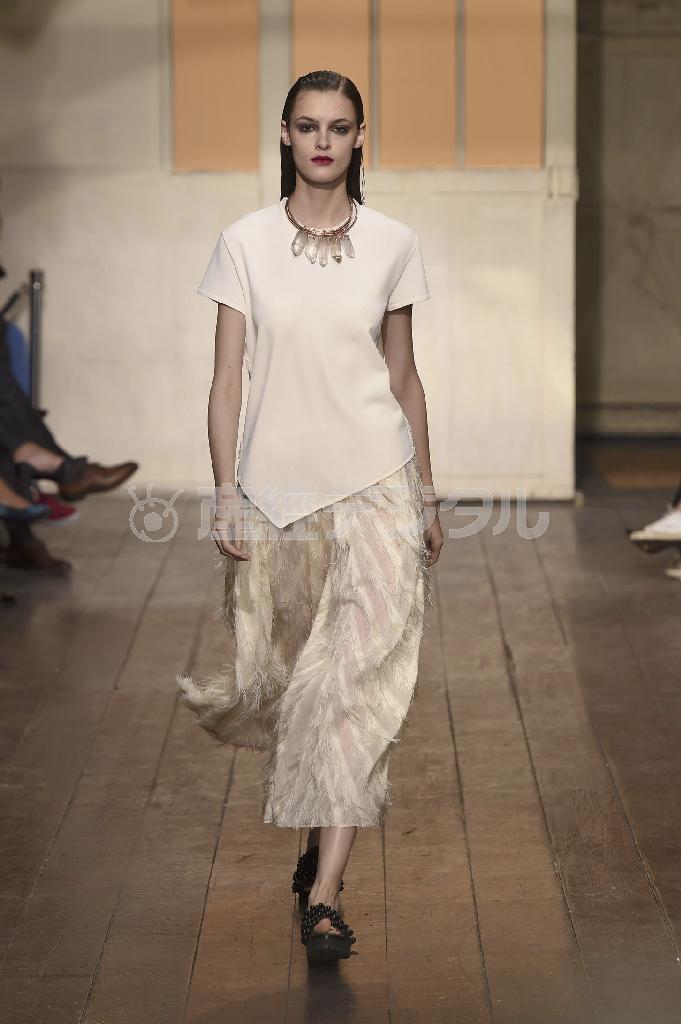 フェミニンなスカートにアシンメトリー（左右非対称）にカットされたトップスを合わせて、大人の魅力を演出（２０１５年春夏コレクション、提供写真）