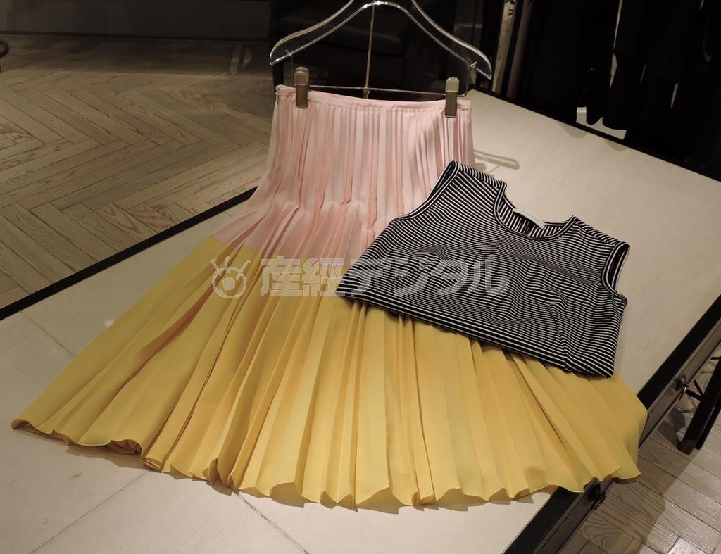 肩幅の広いタンクトップ（３万８０００円）は子供っぽくならず大人でも着こなせる。ベージュピンクと明るいイエローの組み合わせが新鮮なプリーツスカート（１２万９０００円）をあわせると落ち着いた印象に＝２０１５年２月５日（藤沢志穂子撮影）