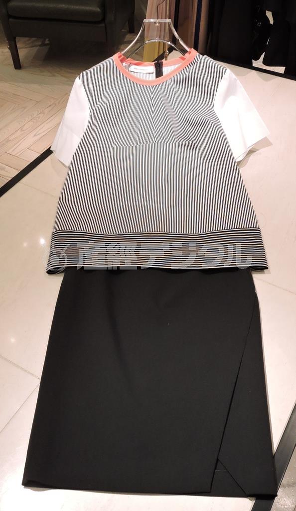 ジャージー素材のトップス（３万８０００円）は襟の鮮やかなオレンジが顔回りを引き立てる。スカート（５万円）はストレッチが効いた素材で動きやすく、サイドに入ったスリットでモード感をプラス＝２０１５年２月５日（藤沢志穂子撮影）