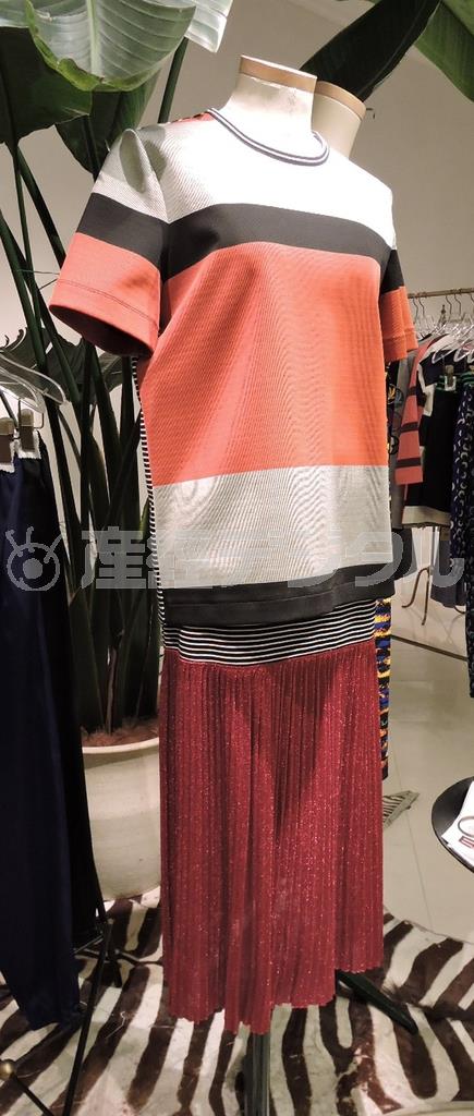カラフルな色を組み合わせたジャージー素材のトップス（５万円）と、ラメの入った赤いプリーツスカート（７万６０００円）で大人の雰囲気を演出＝２０１５年２月５日（藤沢志穂子撮影）