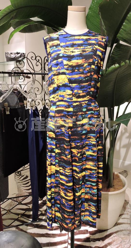 大胆な色を組み合わせた幾何学模様のドレスは、意外に日本人の肌色に馴染む（１３万３０００円）＝２０１５年２月５日（藤沢志穂子撮影）