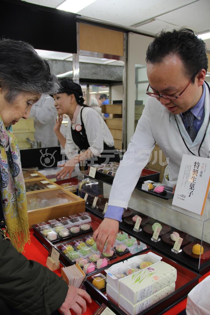 自ら売り場で商品の販売や説明を行う高島屋和菓子バイヤーの畑主税（ちから）さん。バイヤーが売り場に入るのは珍しいという＝２０１５年２月２５日、神奈川県横浜市西区の横浜高島屋（田中幸美撮影）