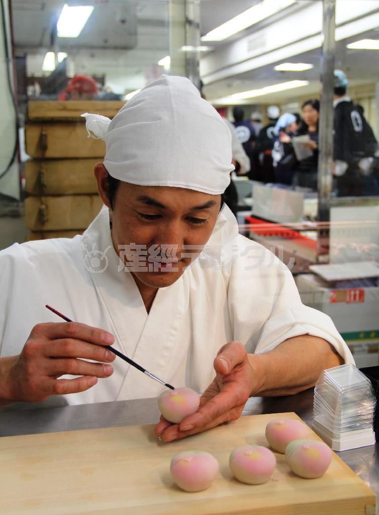 今回のテーマ「桜」にちなんだ生菓子を実演する「巌邑（がんゆう）堂」の内田弘守さん＝２０１５年２月２５日、神奈川県横浜市西区の横浜高島屋（田中幸美撮影）