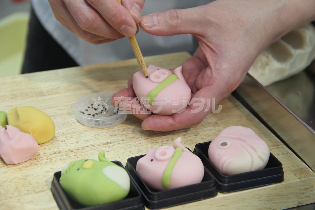 「引網香月堂」の引網康博さんは客からのリクエストに応じて、その場でかわいらしい動物の生菓子を作る＝２０１５年２月２５日、神奈川県横浜市西区の横浜高島屋（田中幸美撮影）