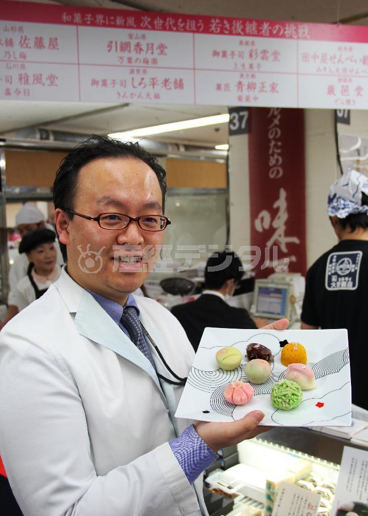 それぞれの若主人が作った７種類の桜の生菓子を手にする畑主税（ちから）さん＝２０１５年２月２５日、神奈川県横浜市西区の横浜高島屋（田中幸美撮影）