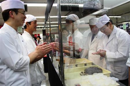 今回和菓子職人デビューを果たした「彩雲堂」の山口周平さん（右端）。仲間のサポートと声援を受け、ごんち餅を作り上げると拍手がわき起こった＝２０１５年２月２５日、神奈川県横浜市西区の横浜高島屋（田中幸美撮影）