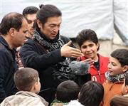 シリア北部アレッポで取材活動中の後藤健二さん（中央、インデペンデント・プレス提供）