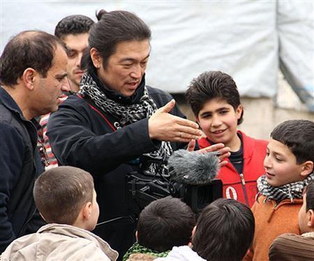 シリア北部アレッポで取材活動中の後藤健二さん（中央、インデペンデント・プレス提供）