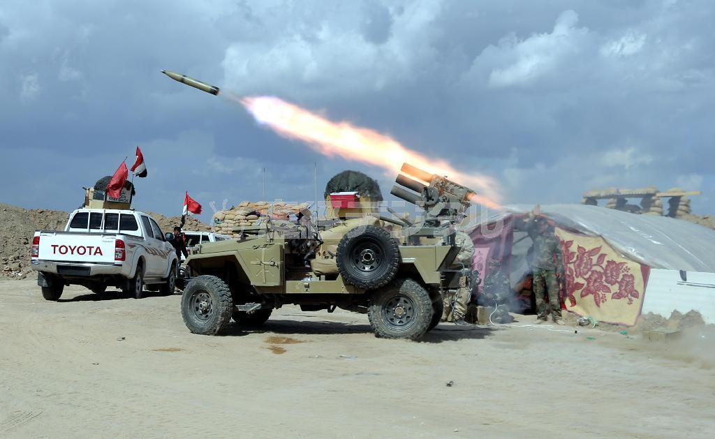 ２月２日、イラク・首都バグダッド北方で「イスラム国」を攻撃するイラク軍＝２０１５年（ゲッティ＝共同）