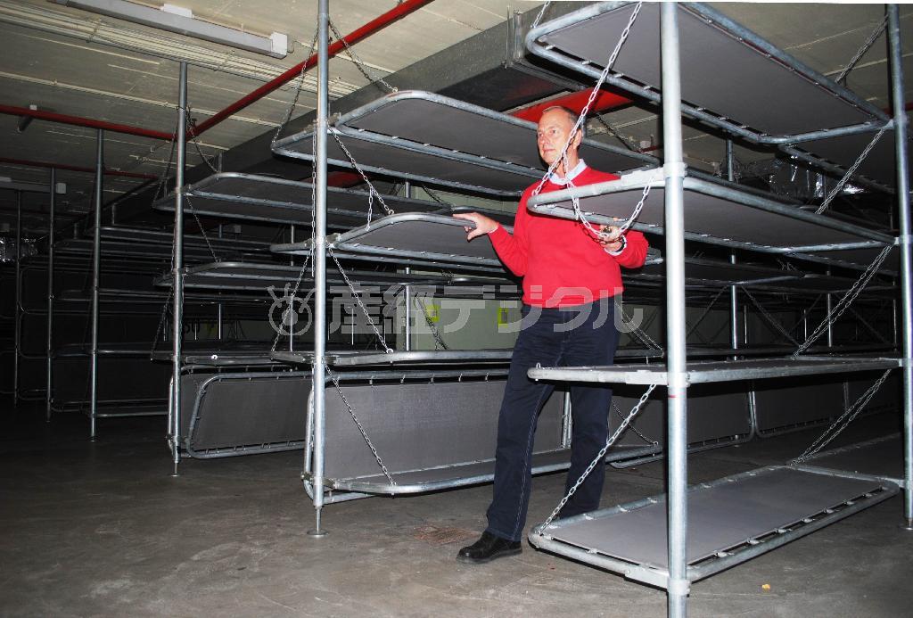 核シェルターの内部にずらりと並ぶ折りたたみ式ベッド。ベルンハルト・シュッテ館長が案内してくれた＝２０１５年２月１８日、ドイツ・首都ベルリン（宮下日出男撮影）