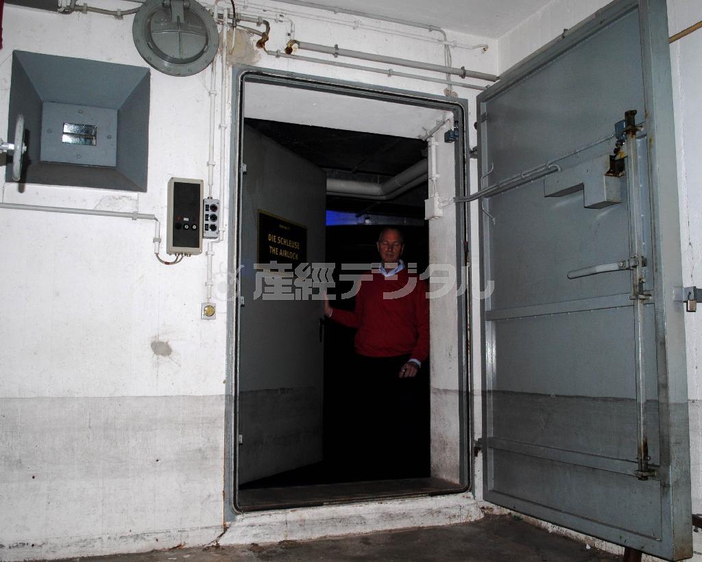 核シェルター入り口の小室。厳重な２重扉の左横にあるのは、監視用の小窓＝２０１５年２月１８日、ドイツ・首都ベルリン（宮下日出男撮影）