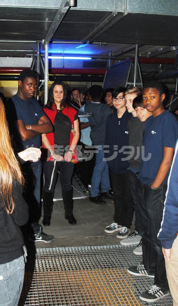 核シェルターを訪れた若者たち。見学には案内ツアーへの参加が必要だ＝２０１５年２月１８日、ドイツ・首都ベルリン（宮下日出男撮影）