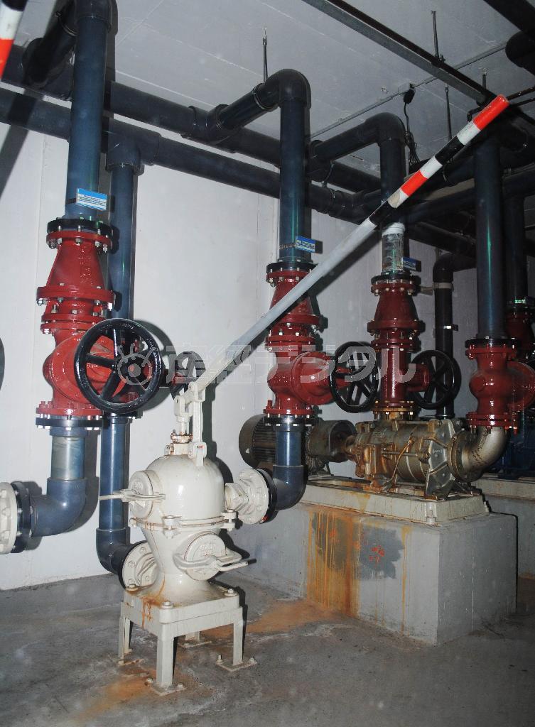 地下水をくみ上げる手動式の給水装置。避難者の“ストレス解消”も目的としているという＝２０１５年２月１８日、ドイツ・首都ベルリン（宮下日出男撮影）