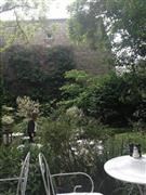 オテル・パルティキュリエ（Ｈｏｔｅｌ＿Ｐａｒｔｉｃｕｌｉｅｒ）の素晴らしい中庭。穏やかなひとときを過ごしたい方におすすめです＝フランス・首都パリ（クレモンティーヌさん提供）