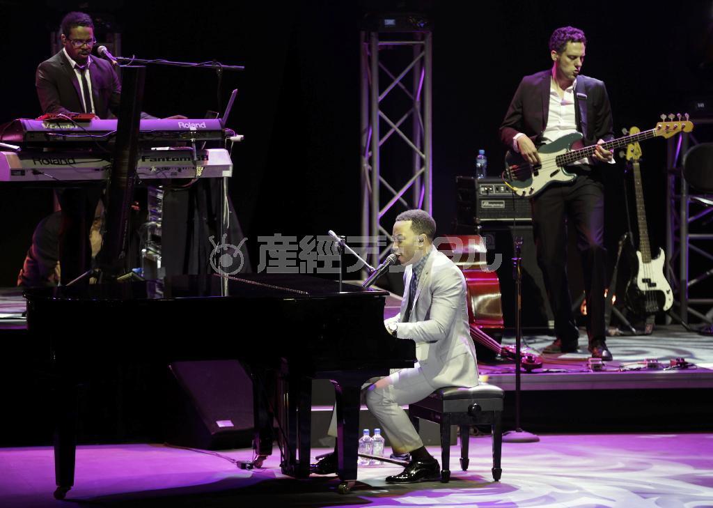 米Ｒ＆Ｂ歌手のジョン・レジェンドさん（中央）＝２０１５年３月２日、バーレーン・ムハッラク（ＡＰ）