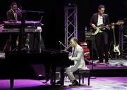 米Ｒ＆Ｂ歌手のジョン・レジェンドさん（中央）＝２０１５年３月２日、バーレーン・ムハッラク（ＡＰ）