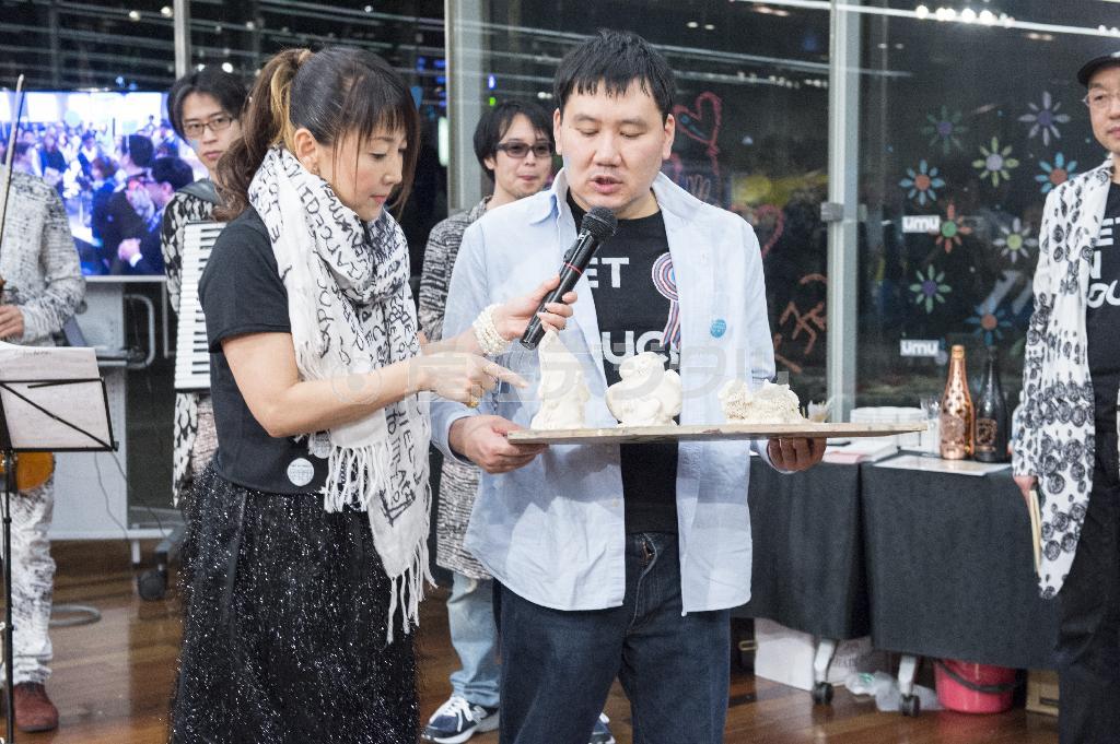 アートパフォーマンスで制作した粘土の動物を説明する佐々木卓也さん（右）と一般社団法人「Ｇｅｔ＿ｉｎ＿ｔｏｕｃｈ」理事長の東ちづる（左、山下元気さん撮影）