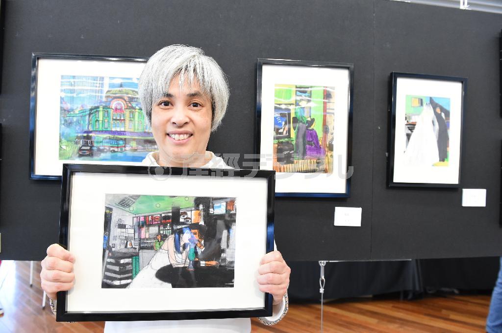 自身の作品を持つ塗敦子さん。作品は、２０１５年４月２日から伊藤忠青山アートスクエアで開催される「”Ｗａｒｍ＿Ｂｌｕｅ”＿ＭＡＺＥＫＯＺＥ＿Ａｒｔ」にも展示される＝２０１４年５月１０日（山下元気さん撮影） 