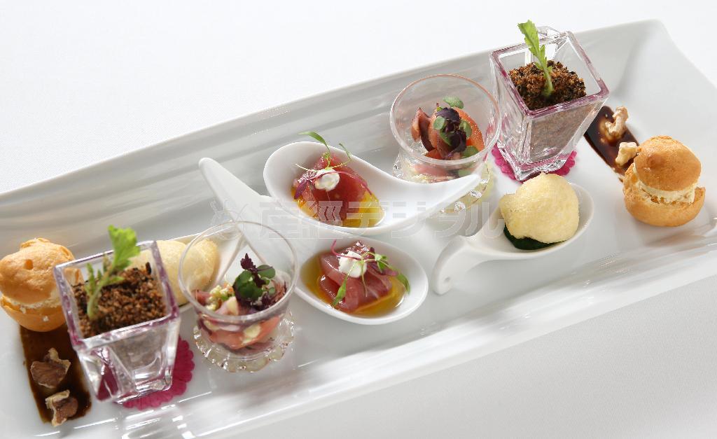 土壌の部分をパン粉とブラックオリーブで表現した「ラディッシュ（ハツカダイコン）のプランター仕立て」が目を引く「アミューズヴァリエ」＝２０１５年２月６日、京都市東山区（志儀駒貴撮影）