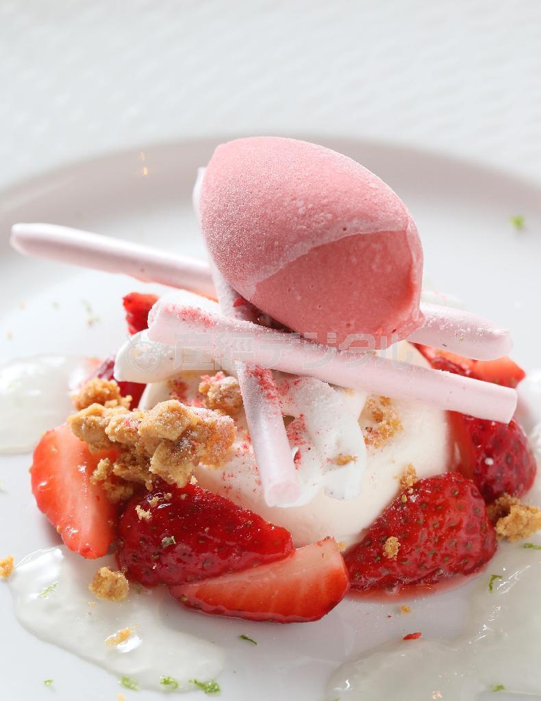 異なる味覚と食感が楽しめるデセール「イチゴとシャンパンのヴァシュラン仕立て」＝２０１５年２月６日、京都市東山区（志儀駒貴撮影）