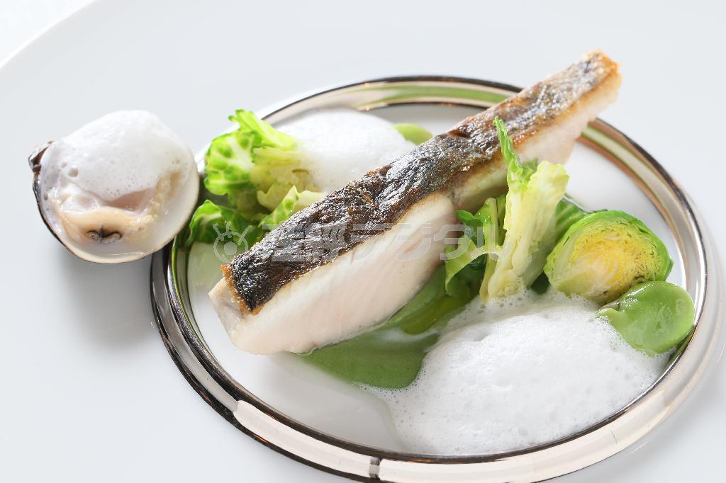 「しっとり焼き上げた鰆とハマグリ＿新緑の野菜とのマリアージュ」は、ハマグリのだしを泡状にしたソースの食感が素晴らしい＝２０１５年２月６日、京都市東山区（志儀駒貴撮影）