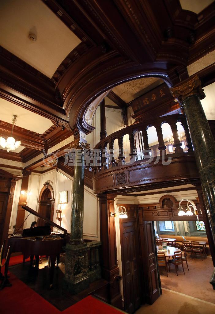 館内に足を踏み入れ、見上げると、「長楽館」の命名者、伊藤博文（１８４１～１９０９年）自らが「長楽館」と記した遍額が今も残る＝２０１５年２月６日、京都市東山区（志儀駒貴撮影）