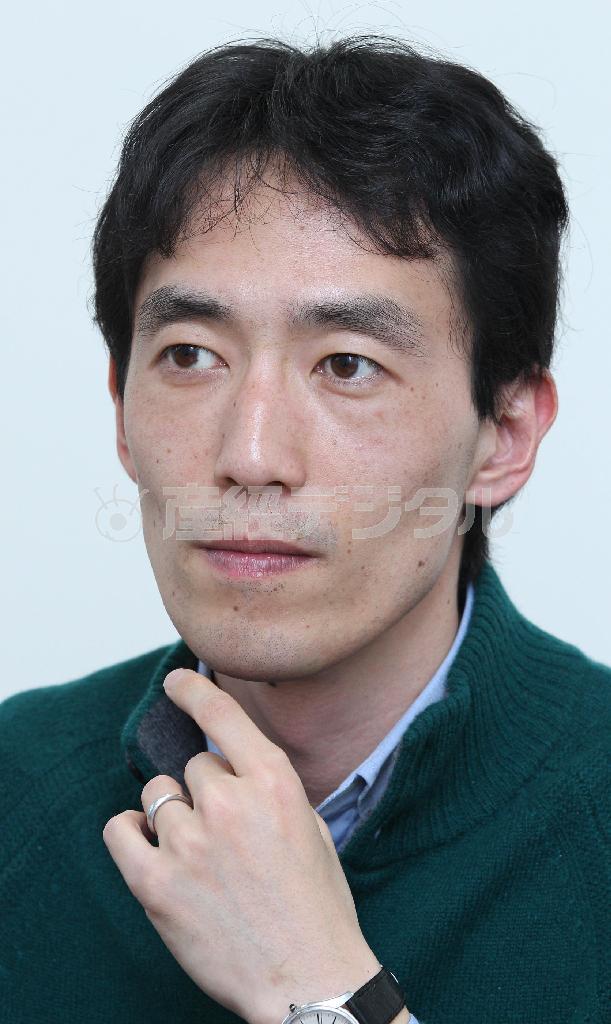 ７年半ごしの単行本化に「改訂作業が難航した」と明かす森見登美彦（もりみ・とみひこ）さん。それほどまでに思い入れのある作品だ＝２０１５年２月１３日、東京都渋谷区（野村成次撮影）