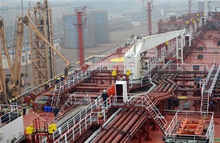 山東省煙台市の竜口港では、タンカーでロシアから到着した石油の荷降ろし作業と船舶安全検査を同時に実施。停泊時間を短縮できるようになったという（中国新聞社）