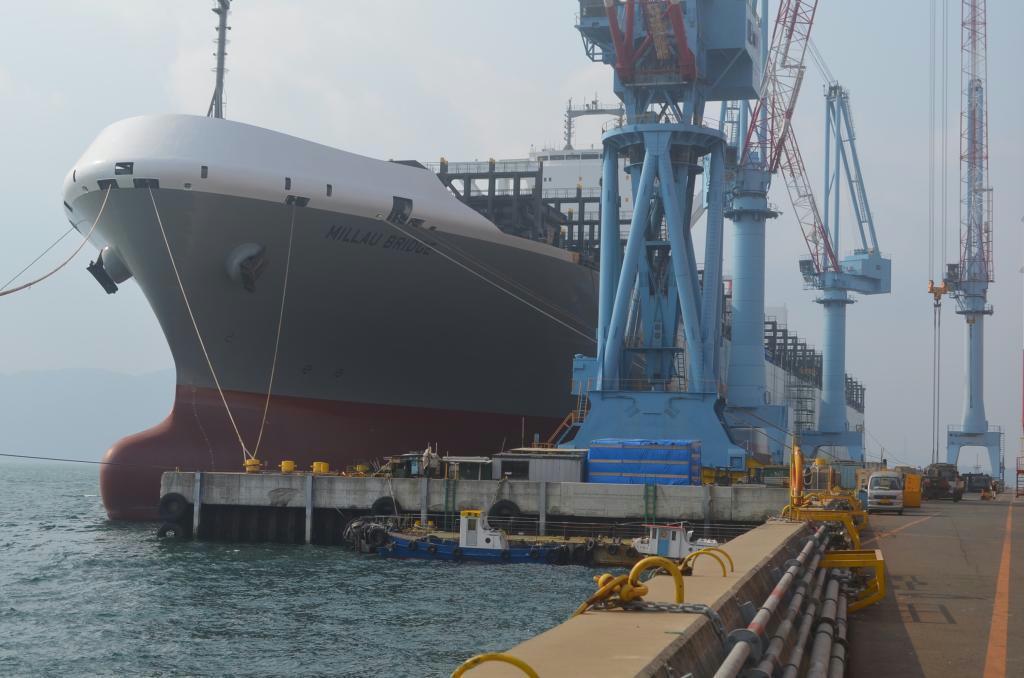 今治造船広島工場で建造されている約１万４０００個積みの大型コンテナ船＝広島県三原市