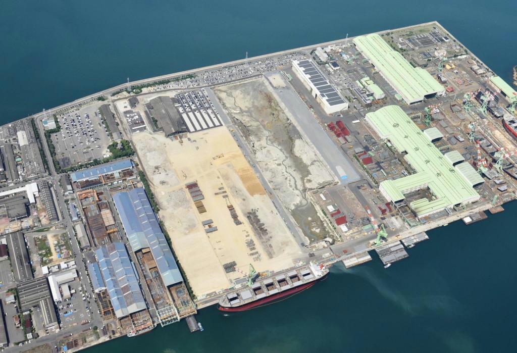 今治造船は丸亀事業本部に隣接する土地（中央部）に超大型ドックを建設する＝香川県丸亀市