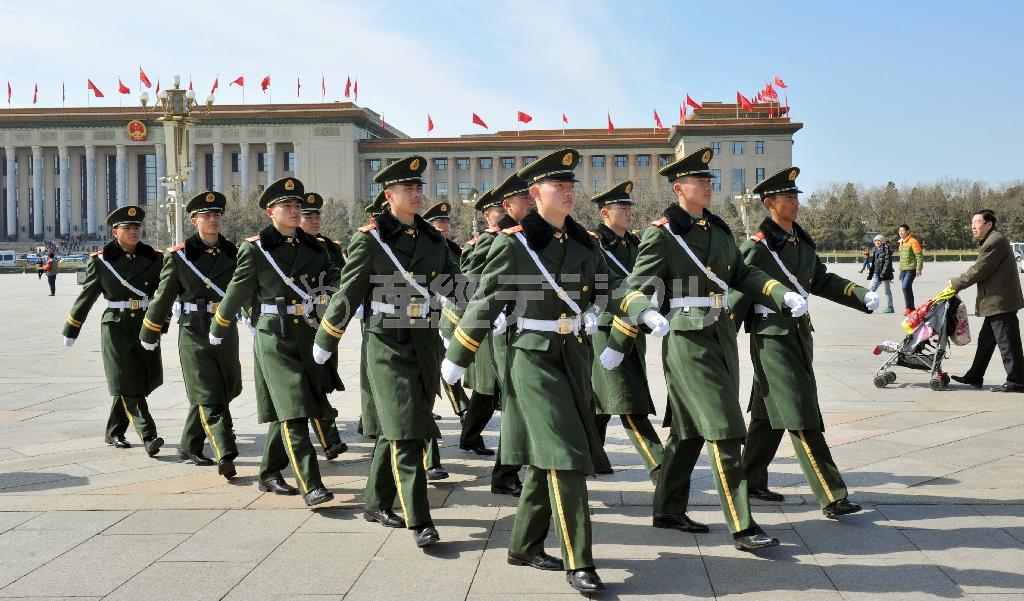 全人代の開幕を控え、北京の人民大会堂周辺を警備する武装警察隊員＝２０１５年３月４日、中国・首都北京市西城区（共同）