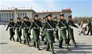 全人代の開幕を控え、北京の人民大会堂周辺を警備する武装警察隊員＝２０１５年３月４日、中国・首都北京市西城区（共同）