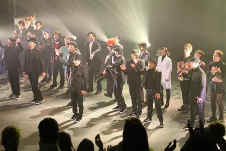「ダンス・ダンス・アジア」公演のフィナーレでは、出演者全員がステージに登場し、観客の大きな声援に応えた＝２０１５年２月７日、マレーシア・首都クアラルンプールの「クアラルンプール・パフォーミングアーツセンター」（田中幸美撮影）