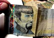 カナダの５ドル紙幣の肖像画をレナード・ニモイ氏が演じた「スタートレック」のミスター・スポックに書き換える動きが広がっている＝２０１５年２月２７日、カンダ・アルバータ州カルガリー（ＡＰ）