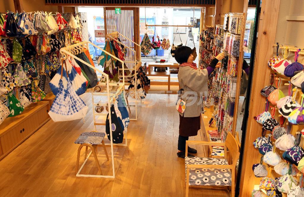 ポップでカラフルな袋物がずらりと並ぶ１階の「ＳＯＵ・ＳＯＵ＿布袋」の店内＝２０１５年２月１３日、京都市中京区（志儀駒貴撮影）