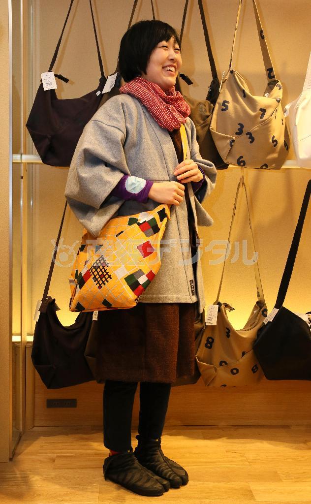 「小巾折（こはばおり）」の「穏（おだやか）」（６９５０円）は、和服はもちろん洋服にも合わせられる＝２０１５年２月１３日、京都市中京区（志儀駒貴撮影）