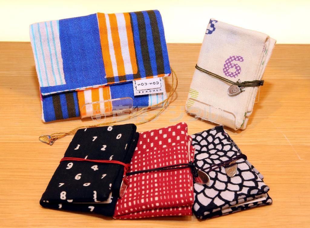 １階の「ＳＯＵ・ＳＯＵ＿布袋」で売られている吸水性などに優れた「伊勢木綿＿手ぬぐい＿名刺入れ」（９５０円）＝２０１５年２月１３日、京都市中京区（志儀駒貴撮影）