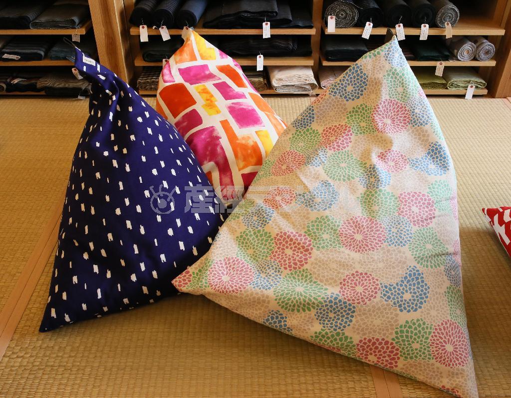 ２階の「ＳＯＵ・ＳＯＵ＿染めおり」で売られている「クッション座椅子」。大が１万３５００円、小が９２００円。安定性のある座り心地でリラックスできる＝２０１５年２月１３日、京都市中京区（志儀駒貴撮影）