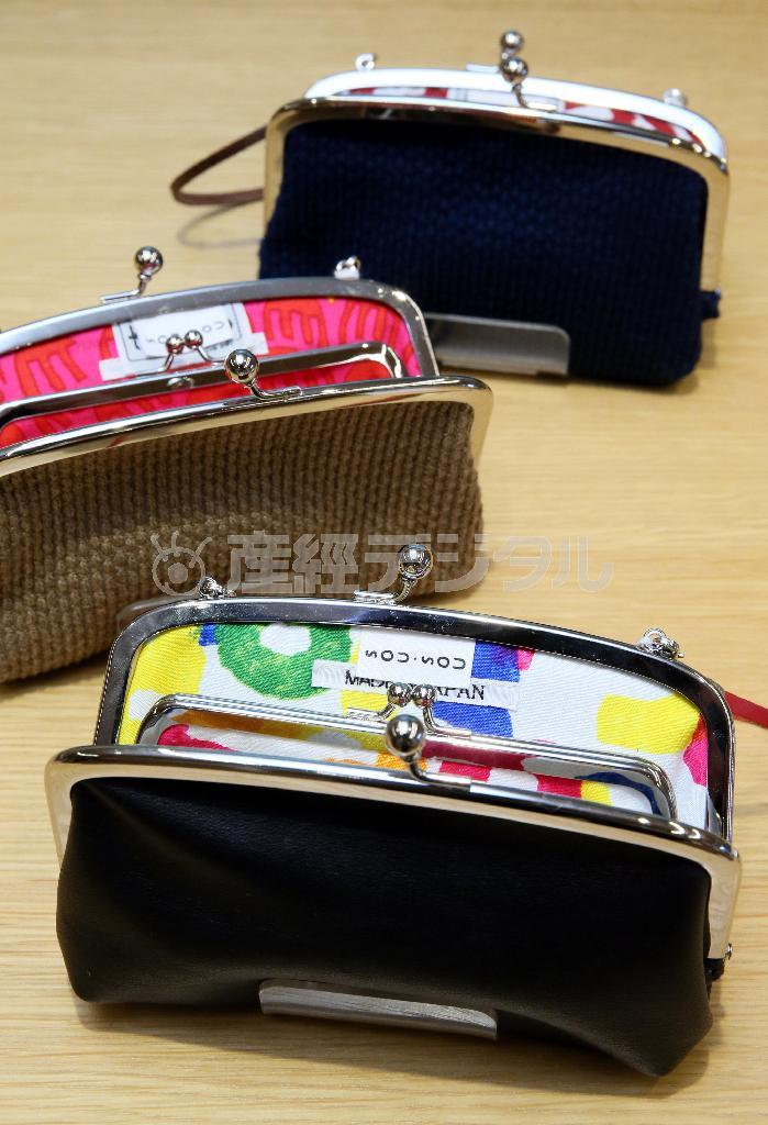 「革がま口」（手前と奥、２３００円）も、１階の「ＳＯＵ・ＳＯＵ＿布袋」の人気商品のひとつだ＝２０１５年２月１３日、京都市中京区（志儀駒貴撮影）