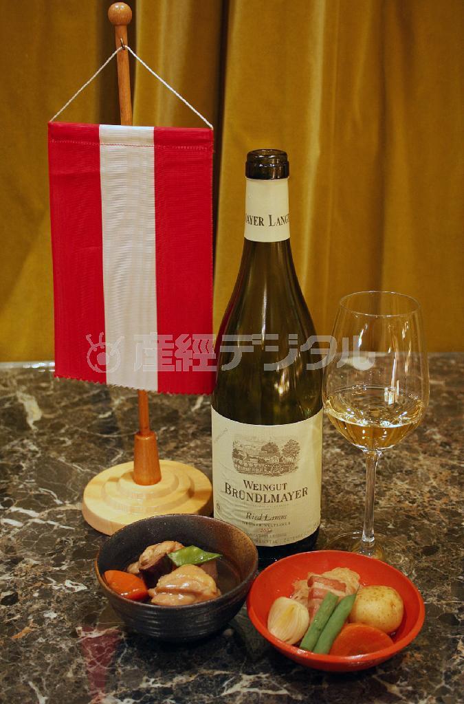 肉ジャガと筑前煮に合わせたブリュンデルマイヤーのグリューナー・フェルトリーナー リード＿ラム＿カンプタール＿レゼルヴ２００４＝２０１５年３月２日（青木冨美子さん撮影）