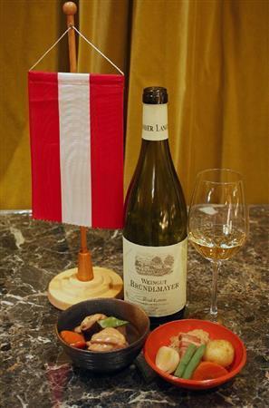 肉ジャガと筑前煮に合わせたブリュンデルマイヤーのグリューナー・フェルトリーナー リード＿ラム＿カンプタール＿レゼルヴ２００４＝２０１５年３月２日（青木冨美子さん撮影）