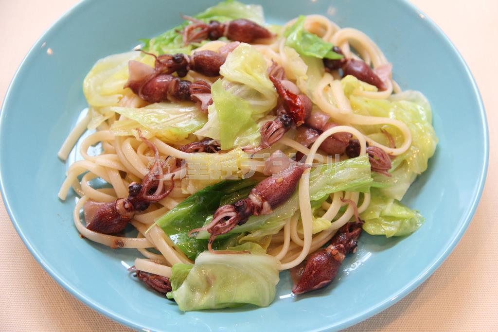 ホタルイカと春キャベツのパスタ。※４３２ｋｃａｌ、塩分１．６グラム（１人分）