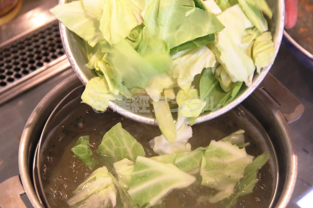 ホタルイカと春キャベツのパスタ（作り方１）＿＿パスタは塩を加えた湯でゆでる。袋の表示のゆで時間に従い、残り２分になったらキャベツを加えて一緒にゆで上げる。