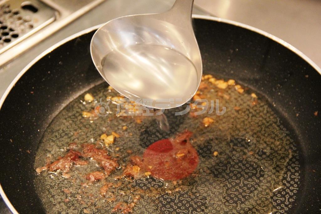 ホタルイカと春キャベツのパスタ（作り方２）＿＿フライパンにオリーブ油、にんにく、唐辛子を入れて弱火にかける。にんにくが色づいたら、唐辛子をとりのぞき、アンチョビを加えてさっと炒める。ゆで汁をお玉２杯入れて少し煮詰める。最後にホタルイカを加えてさっと炒め、塩で味を整える。