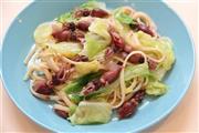 ホタルイカと春キャベツのパスタ。※４３２ｋｃａｌ、塩分１．６グラム（１人分）