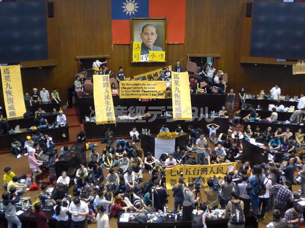 立法院（議会）の議場を占拠した台湾の学生たち。あの「ヒマワリ学生運動」から間もなく１年になるが、運動が有権者の意識に与えた影響は大きかった＝２０１４年３月１９日、台湾・台北市（吉村剛史撮影）