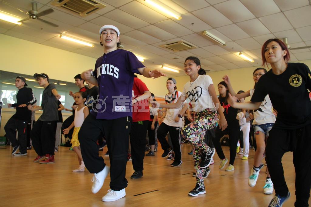 ワークショップで、講師を務めるレッキンクルーオーケストラのＵ．Ｕさん（中央）。４カウントずつ振り付けを指導し、どんどんつないで仕上げていった＝２０１５年２月８日、マレーシア・首都クアラルンプールのクアラルンプール・パフォーミングアーツセンター（田中幸美撮影）