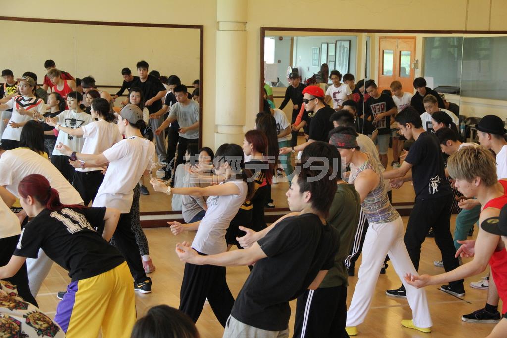 タイムマシーンのワークショップで、全員でロボットダンスをする光景は圧巻＝２０１５年２月８日、マレーシア・首都クアラルンプールのクアラルンプール・パフォーミングアーツセンター（田中幸美撮影）