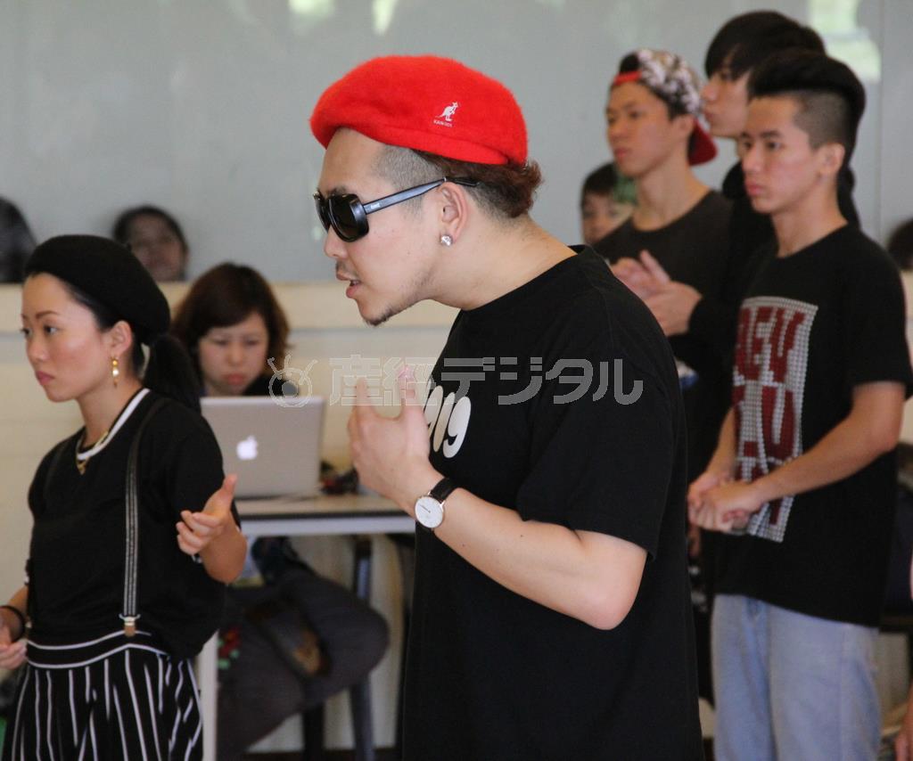 タイムマシーンのワークショップで、黄帝心仙人（こうていせんにん）さんがロボットダンスの基本である首の動きを見せると、参加者からは「おおーっ」とどよめきが上がった＝２０１５年２月８日、マレーシア・首都クアラルンプールのクアラルンプール・パフォーミングアーツセンター（田中幸美撮影）