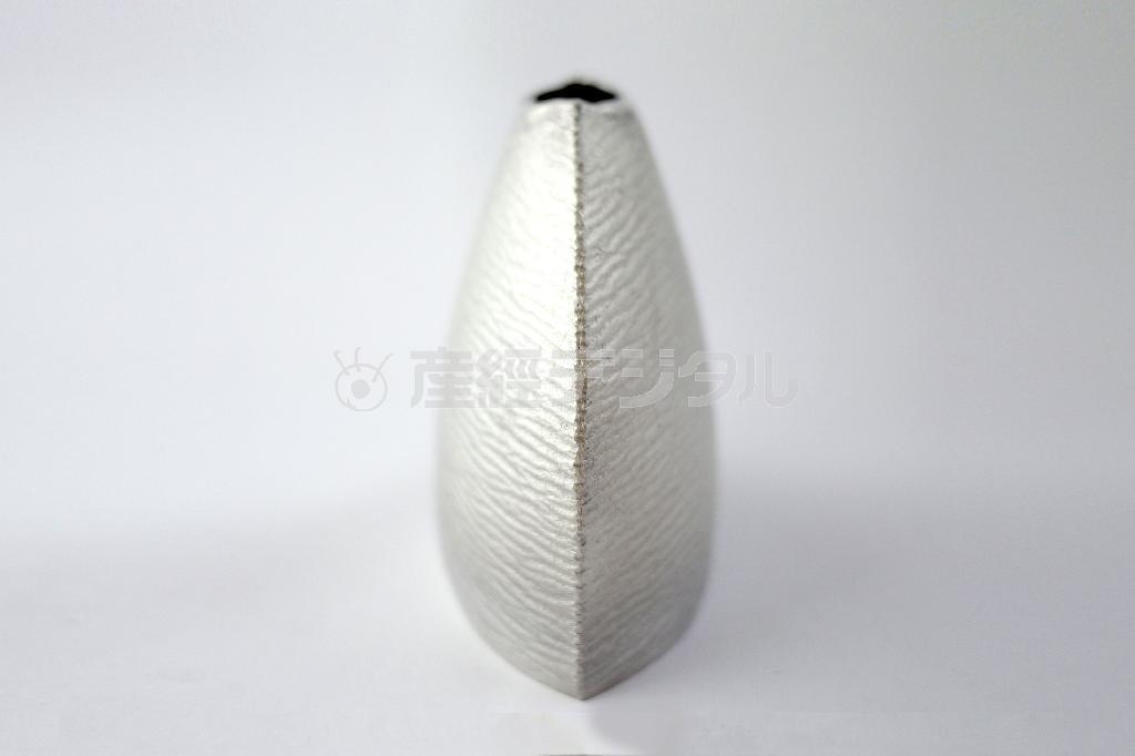 和紙によって生み出された、表面の印象的な花器。清課堂「花器＿澪・中」（９０００円＋税、提供写真）